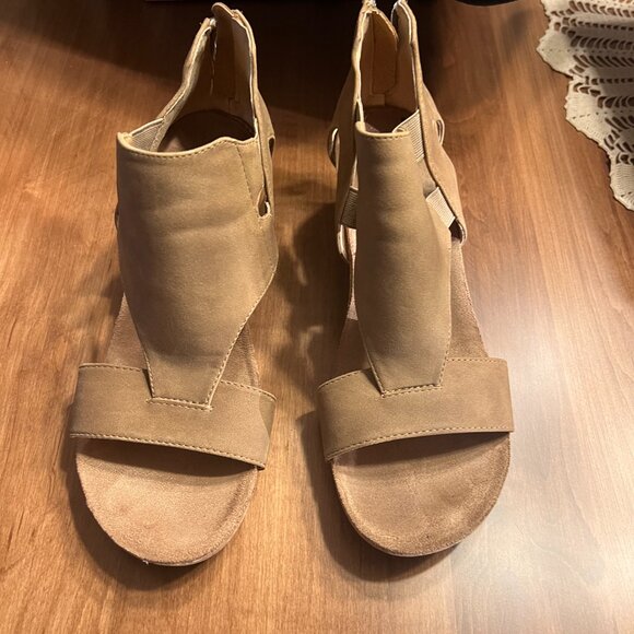 Adrienne Vittadini suede sandal - Picture 3 of 3